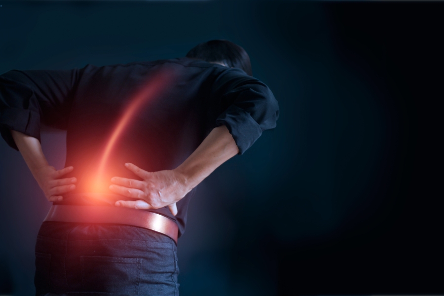 أسباب ألم منتصف الظهر عند النساء