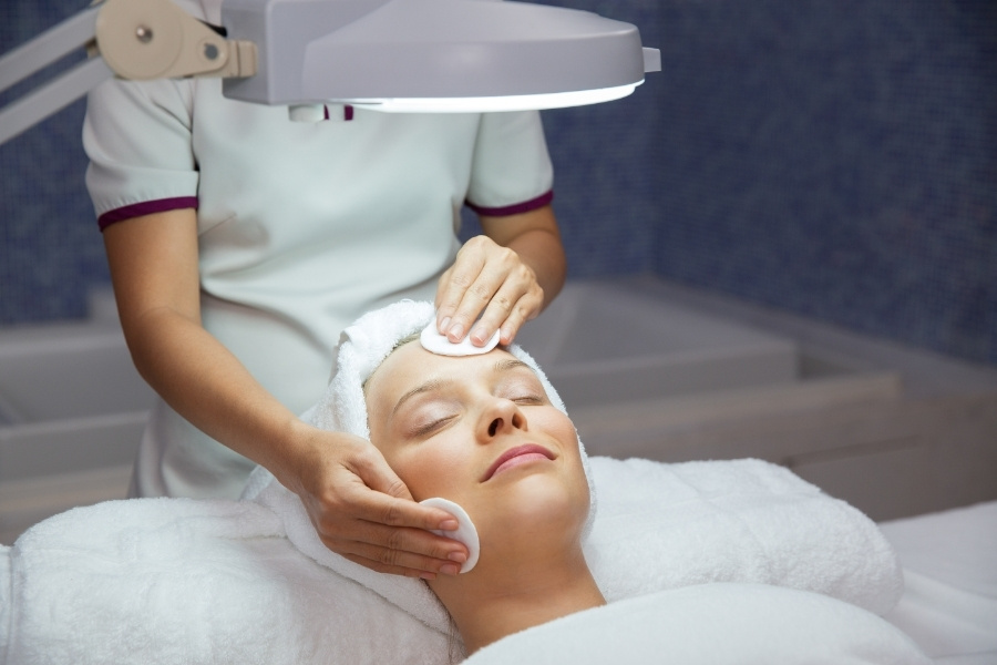 إزالة الشعر الأبيض من الذقن للنساء بالليزر